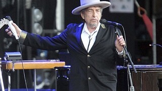 Bob Dylan si mesiace po udelení predsa len preberie Nobelovu cenu