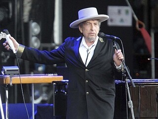 Bob Dylan si mesiace po udelení predsa len preberie Nobelovu cenu