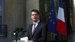 Valls zmenil názor, v prezidentských voľbách podporí Macrona