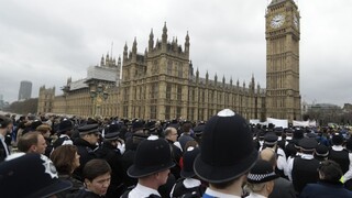 V Londýne si uctili obete útoku spred britského parlamentu