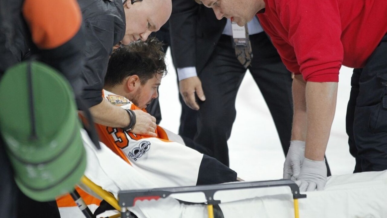 Český brankár Philadelphie skolaboval počas zápasu