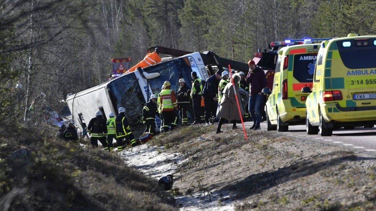 Vo Švédsku havaroval školský autobus, hlásia obete