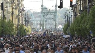 Študenti aj učitelia vyšli do ulíc, podporili Sorosovu univerzitu
