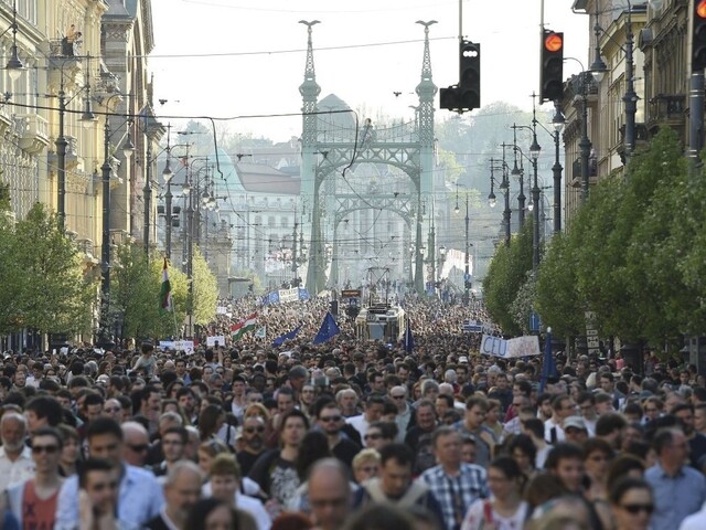 Študenti aj učitelia vyšli do ulíc, podporili Sorosovu univerzitu