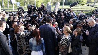 Srbské voľby podľa odhadov vyhral premiér, prekvapil satirický kandidát
