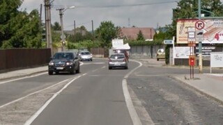 Hlavnú cestu v Bratislave blokovalo auto, spal v ňom opitý vodič