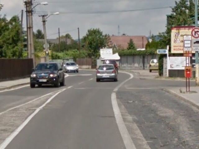 Hlavnú cestu v Bratislave blokovalo auto, spal v ňom opitý vodič