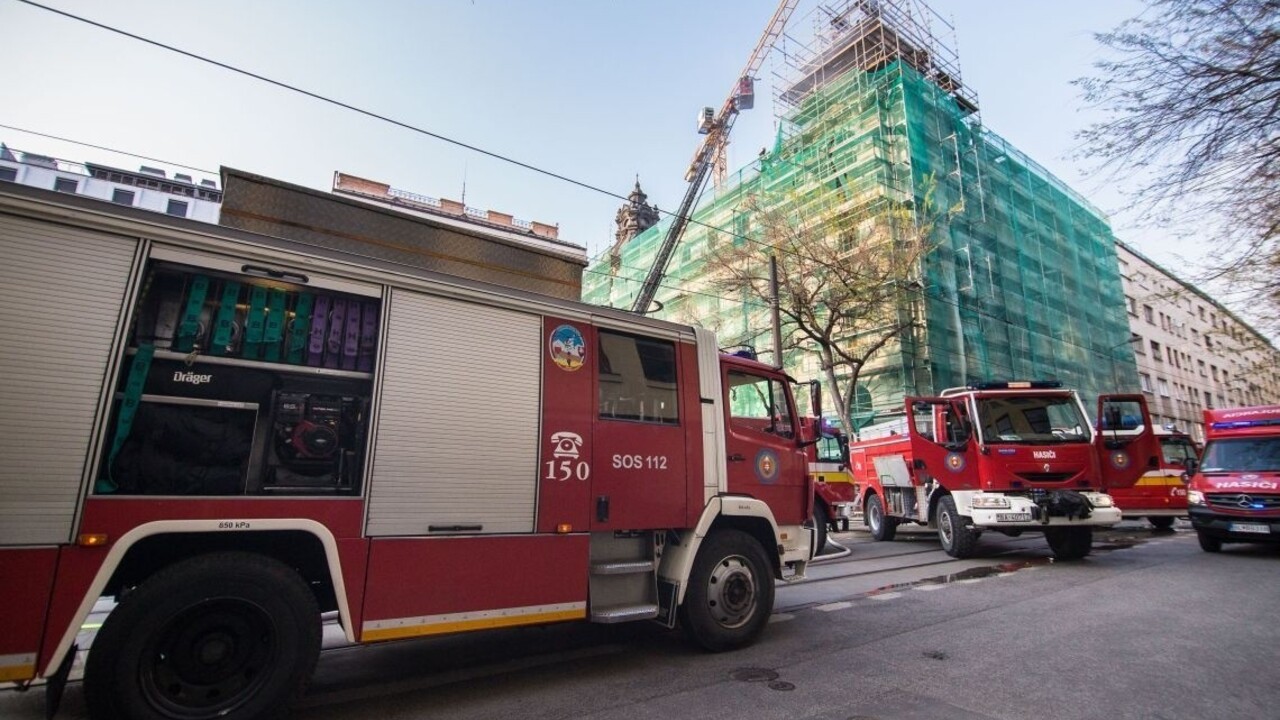 Strechu historickej budovy v centre Bratislavy zachvátil požiar