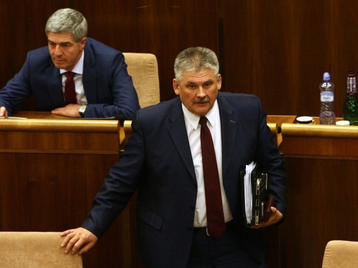 Opozícii sa po celonočnej schôdzi nepodarilo odvolať Richtera