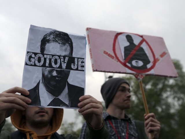 Zvolili prezidenta mŕtve duše? Srbi po voľbách vyšli do ulíc