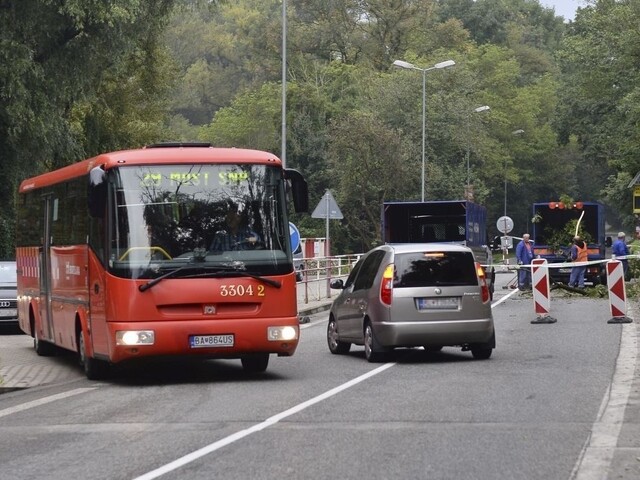 Zrútené skaly obmedzili dopravu na Devínskej ceste