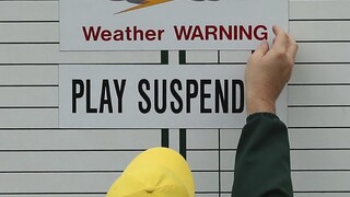 Úvod golfového turnaja poznačil dážď aj zranenie Johnsona