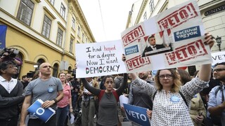 Presunú Sorosovu univerzitu do Rakúska? Miliardár dostal ponuku