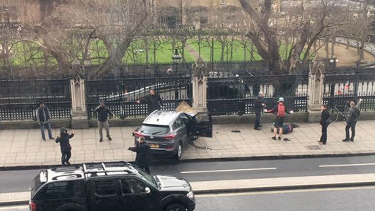 Útok v Londýne má piatu obeť. Zomrela turistka, ktorá spadla do Temže
