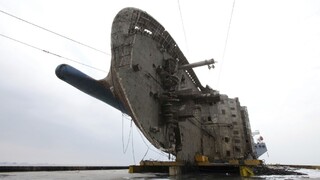 Ponorený vrak trajektu  po týždni presúvania konečne dostali na súš