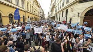 Ľudia chcú zachrániť univerzitu, v Budapešti sa zišli tisícky protestujúcich