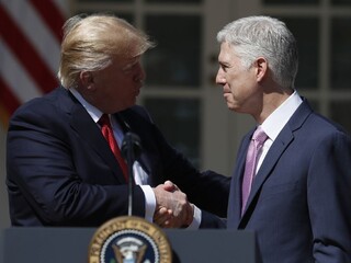 Pat sa skončil, Trumpov nominant sa stal sudcom Najvyššieho súdu