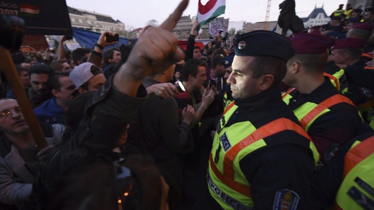 V Budapešti demonštrovali stovky ľudí proti zrušeniu Sorosovej univerzity