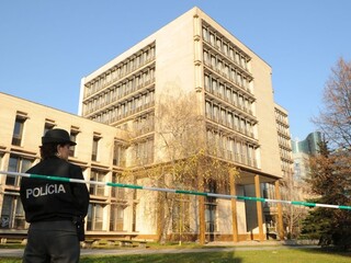 polícia súd evakuácia 1140px (TASR)