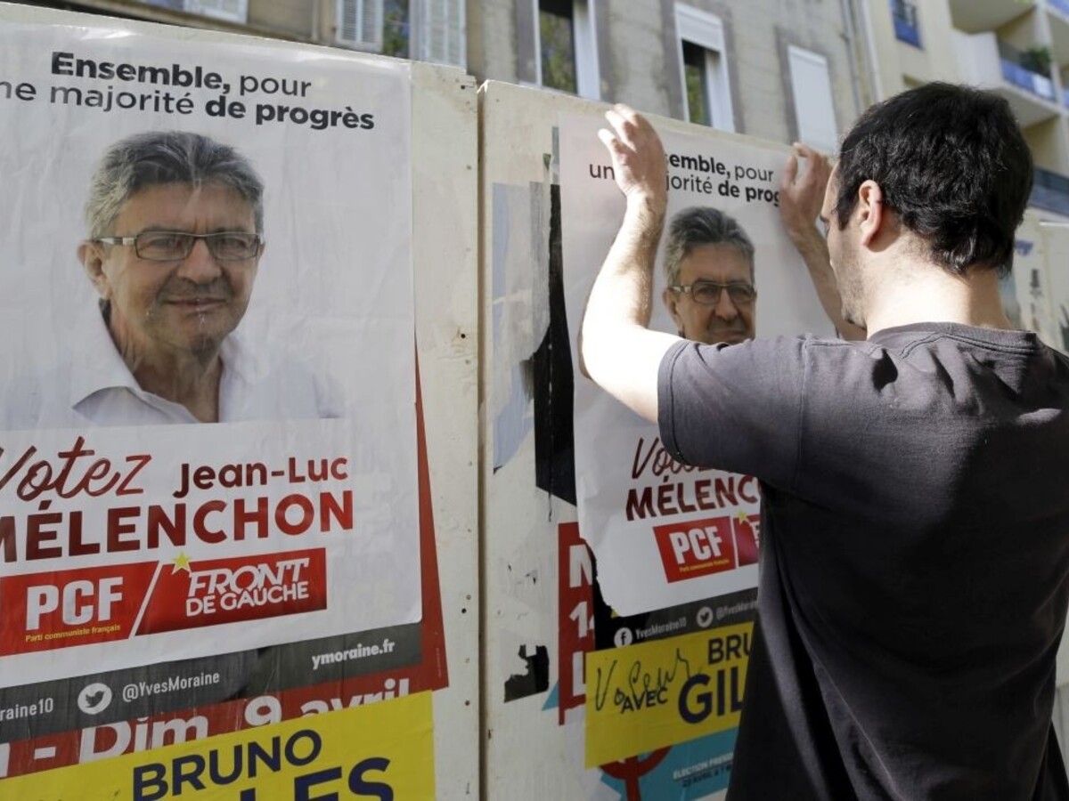 Jean-Luc Mélenchon Francúzsko kandidát voľby plagáty kampaň 1140 px (SITA/AP)
