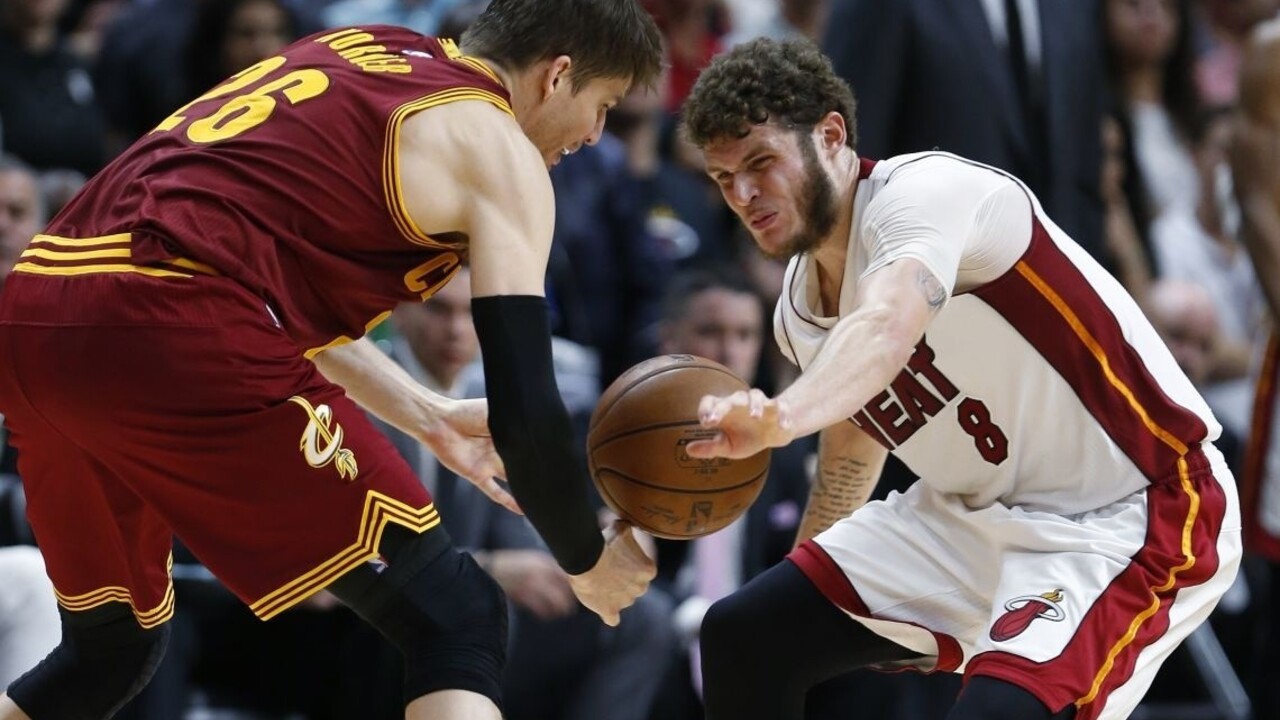 Miami zdolalo Cleveland po predĺžení a stále je v hre o play off