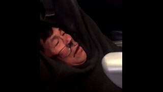 Cestujúceho nasilu vytiahli  z lietadla, video zaplavilo web
