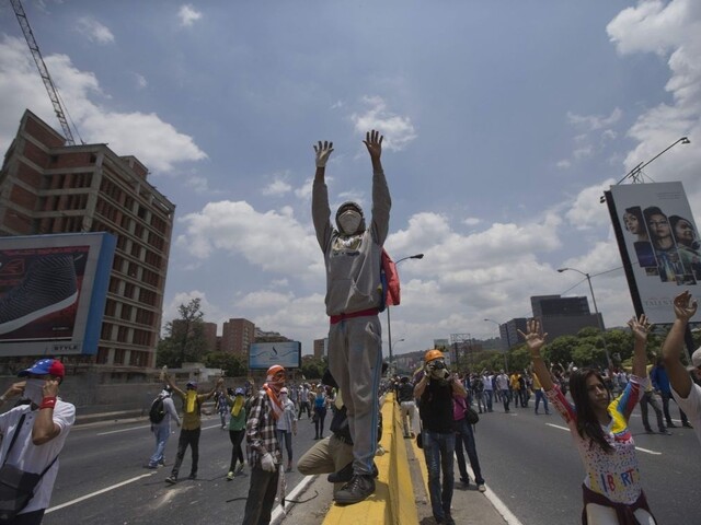 Protesty vo Venezuele majú ďalšiu obeť, policajt zabil študenta