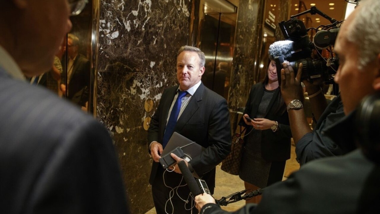 Hovorca Bieleho domu porovnal Asada s Hitlerom, za výrok sa ospravedlnil