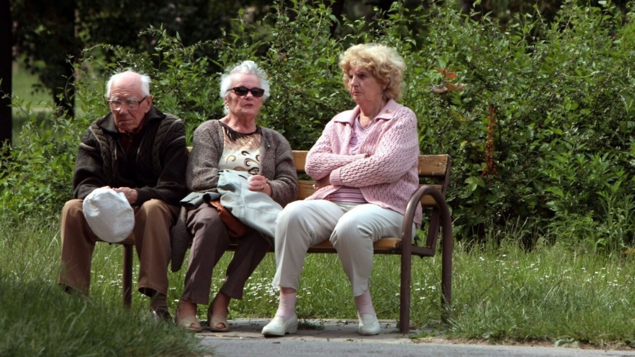 V Česku schválili rýchlejší rast dôchodkov aj strop dôchodkového veku