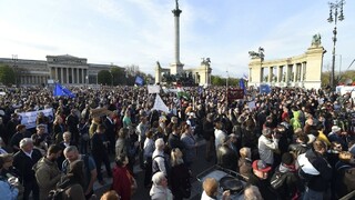 Maďari vyšli do ulíc, pred sídlom Fideszu sa ozývali protivládne heslá