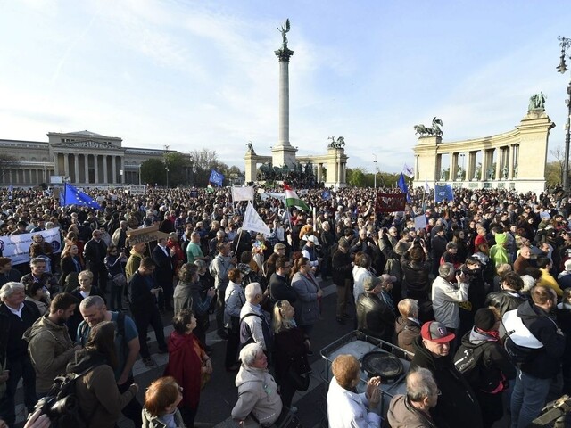 Maďari vyšli do ulíc, pred sídlom Fideszu sa ozývali protivládne heslá