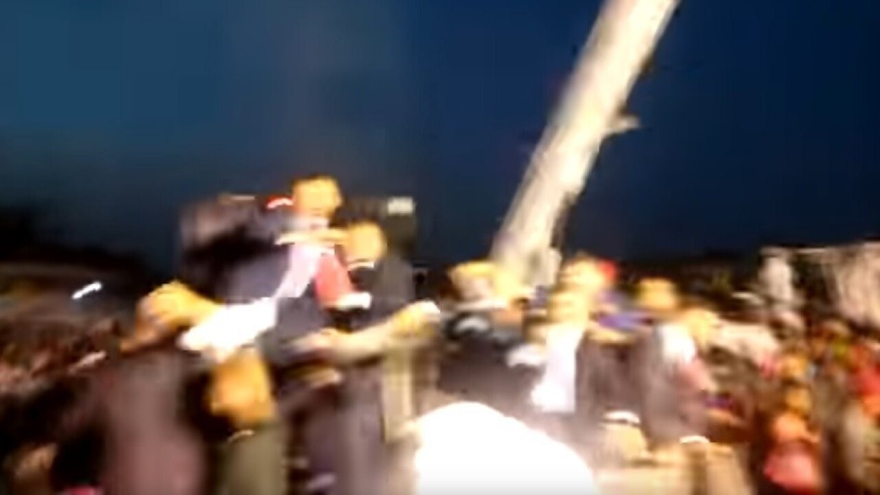 Prezident musel utiecť, zahádzali ho vajciami aj kameňmi