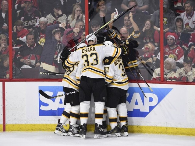 NHL: Súťaž vstúpila do vyraďovacej fázy, Boston sa ujal vedenia