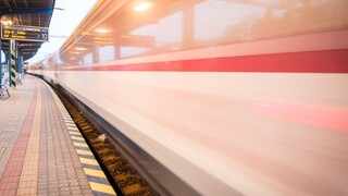 Vlaky na hlavnej železničnej trati meškali aj vyše 100 minút