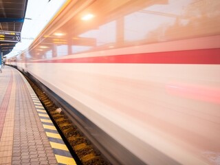 Vlaky na hlavnej železničnej trati meškali aj vyše 100 minút