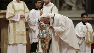 Pápež celebroval liturgiu svätenia olejov, obradne umyje nohy väzňom