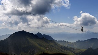 Relaxujú s adrenalínom v krvi. Títo povrazolezci sa výšok neboja