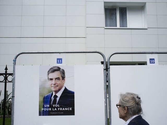 Prezidentský boj vo Francúzsku sa zamotáva, šance sú vyrovnané