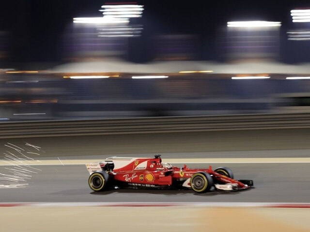 V Bahrajne je zatiaľ najrýchlejší Vettel, vyhral oba tréningy