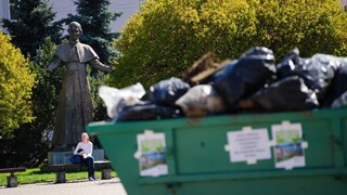 Neporiadnikom nastavili zrkadlo. Na žilinské námestie doviezli odpadky