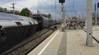 Na viedenskej stanici sa zrazili vlaky, vozeň skončil mimo koľají