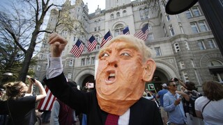 Zaplať svoje dane, kričali protestujúci na prezidenta Trumpa