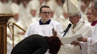 Pápež František pokrstil jedenásť ľudí, medzi nimi aj Češku