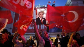 Turci si vybrali viac moci pre Erdogana, opozícia hovorí o podvodoch