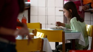 Žiaci v školských jedálňach jedia len tie jedlá, ktoré poznajú z domu