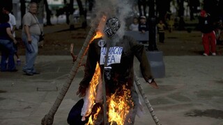 Venezuelčania si prispôsobili veľkonočné zvyky, pálili figuríny politikov