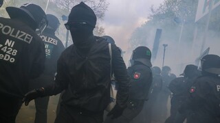 Dvesto fanúšikov polícia zatkla pred futbalovým zápasom v Nemecku