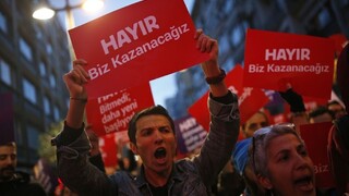 V Turecku vypukli protesty, ľudia reagovali na výsledky referenda