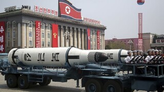 Severná Kórea chce testovať ďalšie rakety, USA varujú pred zásahom
