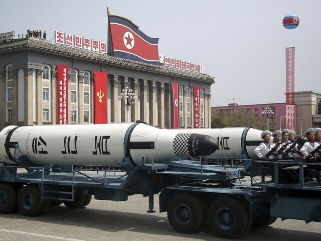 Severná Kórea chce testovať ďalšie rakety, USA varujú pred zásahom